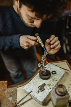 Crop goldsmith bending metal blank