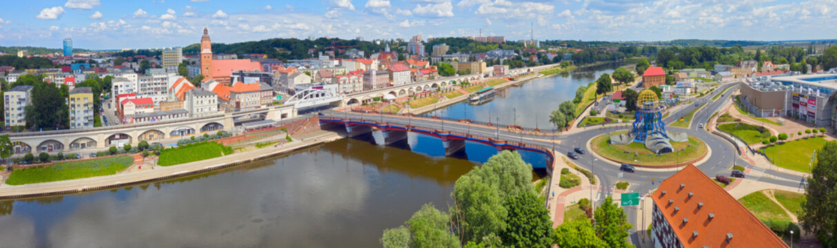Szeroka panorama miasta Gorz&oacute;w Wielkopolski, widok od strony Zawarcia na most staromiejski, Spichlerz, wieżę widokową Dominanta