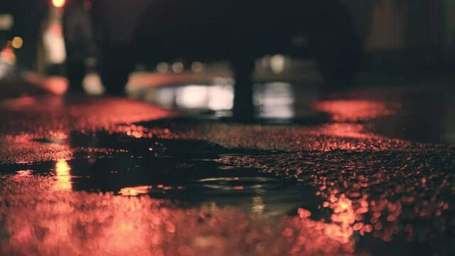 【天気】雨が降って水溜まりができる夜の道　フィクス撮影
