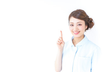 指をさす看護師