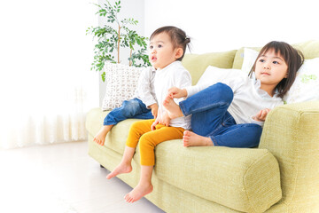 家で仲良く遊ぶ子供