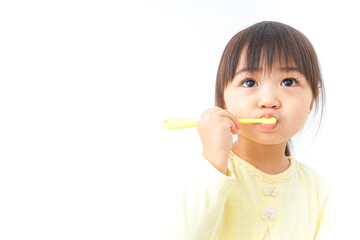 歯磨きをする子ども
