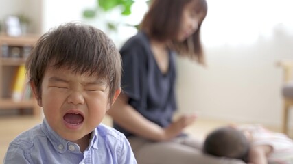 泣き顔の子供のカメラ目線