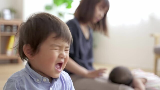 泣き顔の子供のカメラ目線