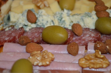 Surtido de aceituna avellanas nueces, jamon y queso