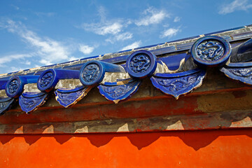 The blue glazed tiles on the wall as the background, the traditional architecture
