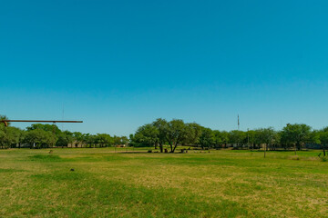 pequeña lugar a cielo abierto con arboles y pasto verde