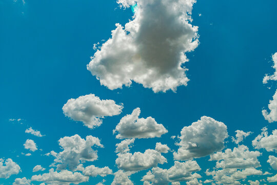 nubes blancas de verano en cielo azul