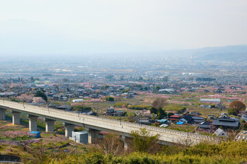 Fototapeta premium 花鳥山から見る山梨リニア実験線と桃の花