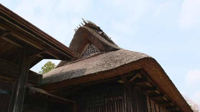 日本家屋の藁ぶき屋根