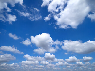 
タイトル 	初夏の青空と雲