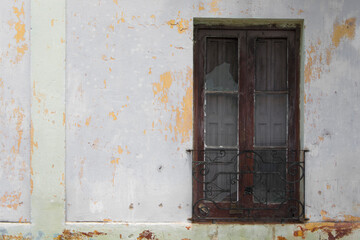 Fachada de casa vieja abandonada y despintada