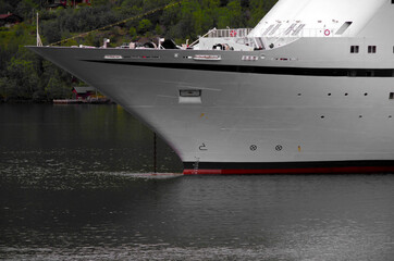 Kreuzfahrt in die Fjorde von Norwegen bei Flam  - Landscape cruising with classic luxury cruiseship...