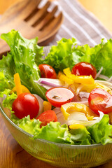 サラダにオリーブオイルをかける