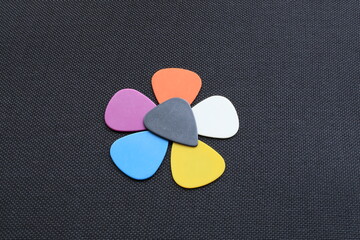 ギター用のピックを花びらの形に並べデザインしたピックアート
