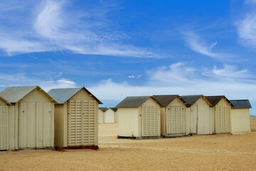 Fototapeta na wymiar cabanes à Ouistreham, sur une plage vide