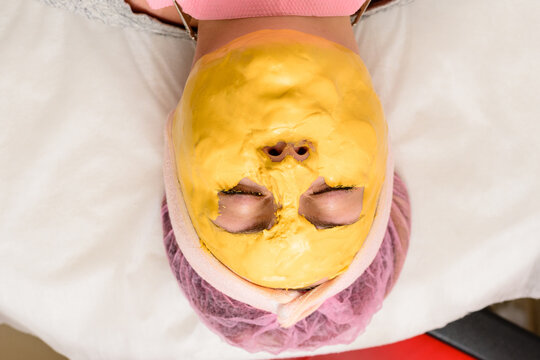 The gold mask covers the whole face except the eyes, a mask to restore, moisturize and rejuvenate the skin.