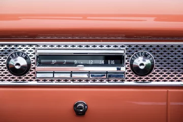 Abwaschbare Fototapete Oldtimer Old car radio in a classic car