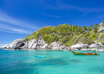 Naklejka premium Long Tail Boat with an island landscape in the background blue sea and blue sky