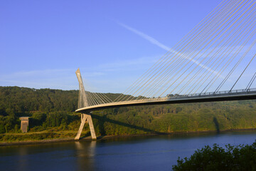Obraz premium Le pont de Térénez enjambe l'Aulne depuis le lieu dit deTérénez (29590 Rosnoën) , département du Finistère en région Bretagne, France