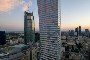 Fototapeta na wymiar Warszawa - centrum miasta, zachód słońca, wieżowce widziane z drona