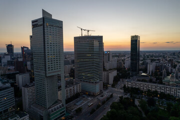 Obraz na płótnie Canvas Warszawa - centrum miasta, zachód słońca, wieżowce widziane z drona
