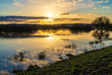Fototapeta na wymiar Sonnenaufgang an einem See im Naturschutzgebiet