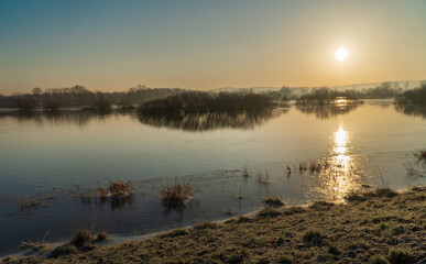 Sonnenaufgang mit Nebel an einem See im Naturschutzgebiet