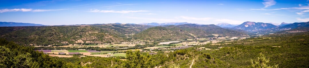 Fototapeta na wymiar Panorama des champs depuis le plateau de Valensole