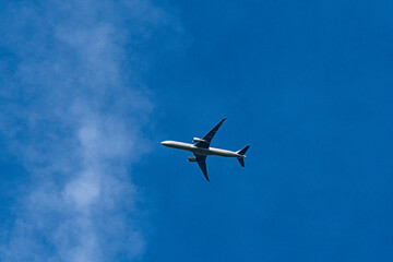 Fototapeta na wymiar Boeing 777 d'Etihad Airways en vol