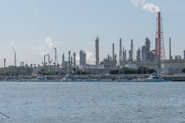 日中の堺泉北臨海工業地帯