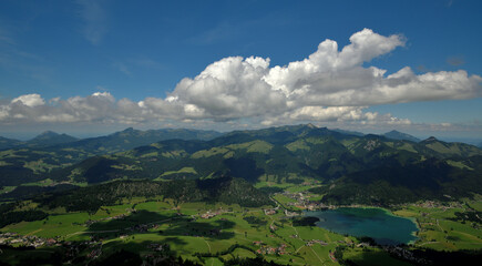 Panoramablick über den Kaiserwinkel mit dem Walchsee in Tirol