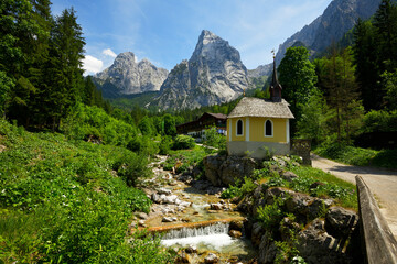 Im Kaisertal des Wilden Kaiser mit einer idyllischen Kapelle 