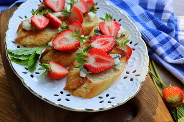 Strawberry bruschetta with goat cheese and balsamic vinegar