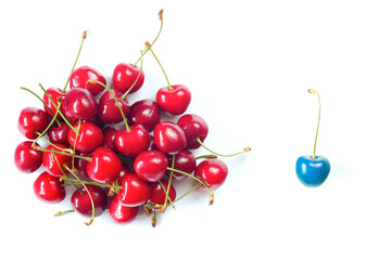 Obraz na płótnie Canvas Business metaphor,solution,innovation,idea,consulting, bunch of cherrys with one cherry blue colored, flat lay, good copy space