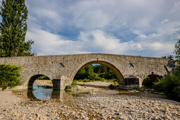 Fototapeta na wymiar Pont sur le Jabron dans les gorges du Verdon ou Grand Canyon du Verdon