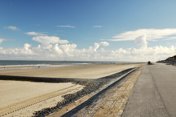 Die Weststrandpromenade auf Norderney: bei Ebbe am Meer und tollen Wolkenhimmel.