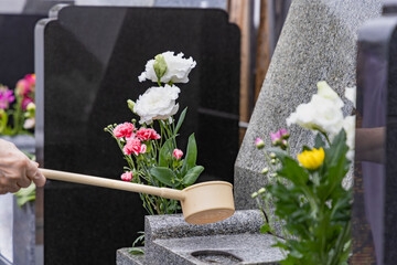 先祖の遺骨が収められた墓とお供えのお花
