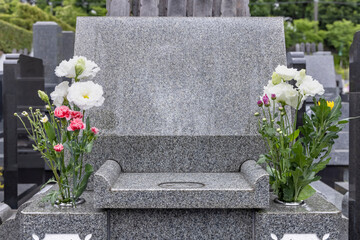 先祖の遺骨が収められた墓とお供えのお花