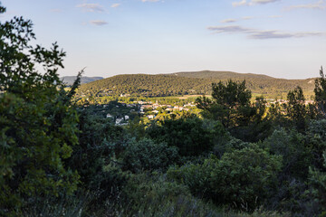 Vue de Saint-Mathieu-de-Treviers depuis le château de Montferrand (Occitanie, France)