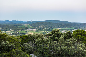 Obraz premium Vue de Saint-Mathieu-de-Treviers depuis le château de Montferrand (Occitanie, France)