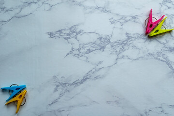 大理石の上にある洗濯ばさみ