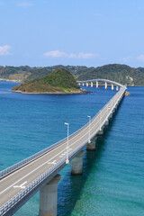 Obraz premium 海士ヶ瀬戸海峡に架かる角島大橋。下関、山口、日本。10月中旬。