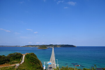 海士ヶ瀬戸海峡に架かる角島大橋。下関、山口、日本。10月中旬。