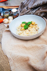 Risotto with fresh cream, salted chicken, rehydrated chips and mushrooms