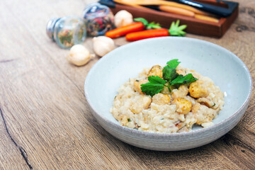 Risotto with fresh cream, salted chicken, rehydrated chips and mushrooms