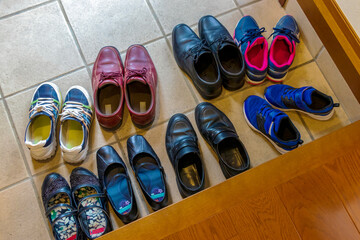 玄関に並ぶたくさんの靴