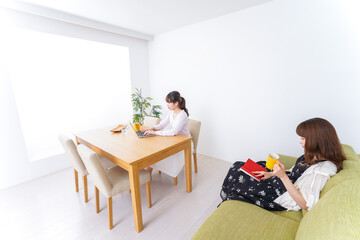 カフェにいる女性イメージ