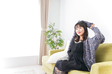 Obraz premium 家でリラックスをする若い女性