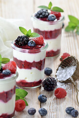 Kühlendes und leichtes Sommerdessert mit Quark, Joghurt und frischen Beeren – Light and cool summer dessert with curd, yoghurt und fresh berries